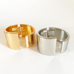Bracelet manchette ouverte en métal argenté ou doré. Ouverturepar ressort
