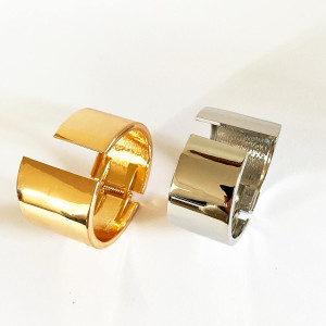 Bracelet manchette ouverte en métal argenté ou doré. Ouverturepar ressort 2