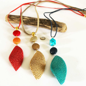Collier long en Galuchat, composé d'une larme ondulée et de rond de couleur contrastée. Montés sur lien de cuir