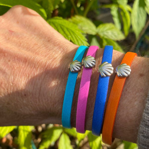 Bracelet lanière cuir de couleur et passant coquillage sur fermoir aimanté 2