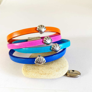 Bracelet lanière cuir de couleur et passant coquillage sur fermoir aimanté