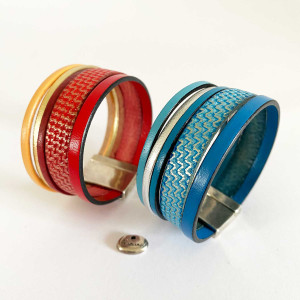 Bracelet manchette en cuir motifs et uni dans des teintes bleues ou rouges sur fermoir aimanté