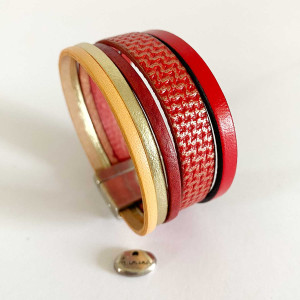Bracelet manchette en cuir motifs et uni dans des teintes bleues ou rouges sur fermoir aimanté 2