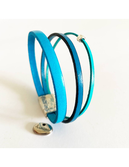 Bracelet 3 liens de cuir tons bleus ciel et turquoise sur fermoir aimanté Bracelet 3 liens de cuir tons bleus ciel et turquoise sur fermoir aimanté