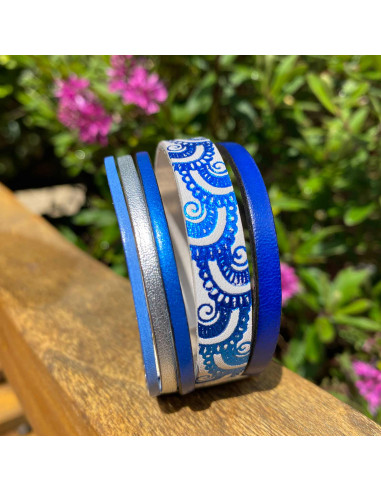 Bracelet en cuir "volutes" bleu dur et blanc et cuir bleu,argenté et bleu clair sur fermoir aimanté