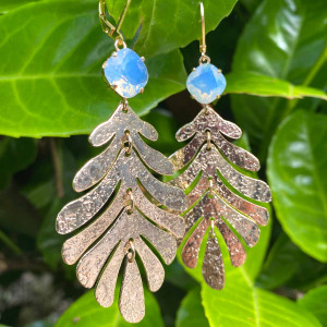 Boucles d'oreilles feuilles dorées avec ferre facetté de couleur. pour oreilles percées 2