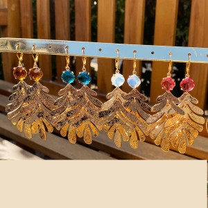 Boucles d'oreilles feuilles dorées avec ferre facetté de couleur. pour oreilles percées
