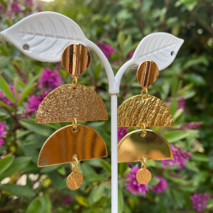 Boucles d'oreilles en laiton doré et composées de demi cercles aux textures différentes. Pour oreilles percées. 2