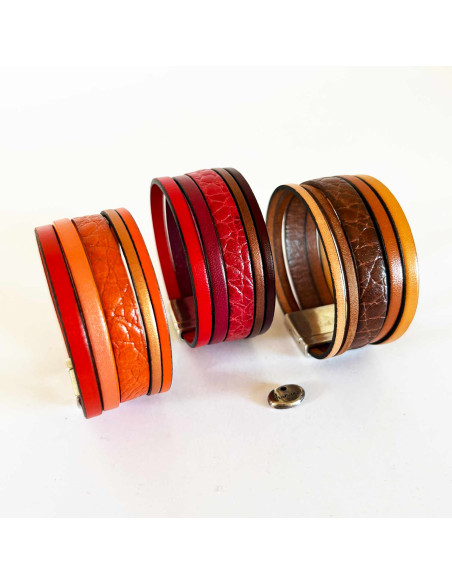 Bracelet manchette cuir 5 liens montés sur fermoir aimanté. Décliné dans des tons rouges, bruns et orange. Bracelet manchette cuir 5 liens montés sur fermoir aimanté. Décliné dans des tons rouges, bruns et orange.