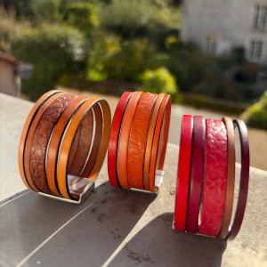 Bracelet manchette cuir 5 liens montés sur fermoir aimanté. Décliné dans des tons rouges, bruns et orange. 2