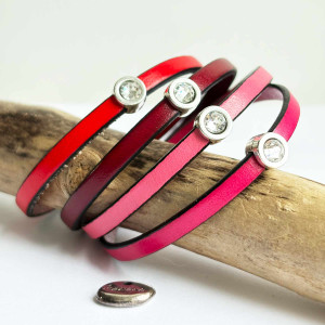 Bracelet cuir fin avec strass sur fermoir aimanté.
