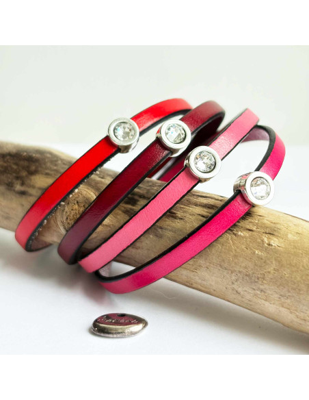 Bracelet cuir fin avec strass sur fermoir aimanté. Bracelet cuir fin avec strass sur fermoir aimanté.