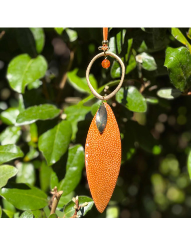 Collier sautoir en galuchat et laiton doré sur...
