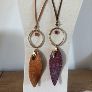 Collier long avec grande larme o,ndulée en Galuchat, pierre naturelle dans cercle laiton doré 2