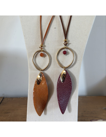 Collier sautoir en galuchat et laiton doré sur lien de cuir