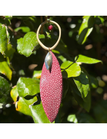 Collier sautoir en galuchat et laiton doré sur lien de cuir
