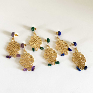 Boucles d'oreilles arabesques dorées montées sur pierres naturelles cabochons