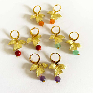 Boucles d'oreilles feuilles laiton doré et pierre naturelle ronde. Montée sur dormeuse