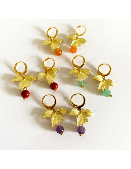 Boucles d'oreilles feuilles laiton doré et pierre naturelle ronde. Montée sur dormeuse