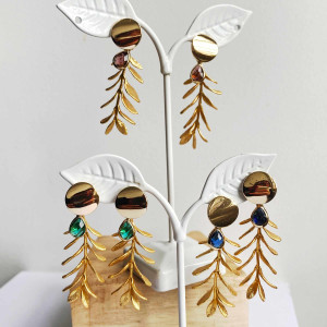 Boucles d'oreilles grappe de feuilles surmontée d'une goutte en verre de couleur
