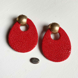 Boucles d'oreilles en Galuchat. le Galuchat a une forme de poire . 2