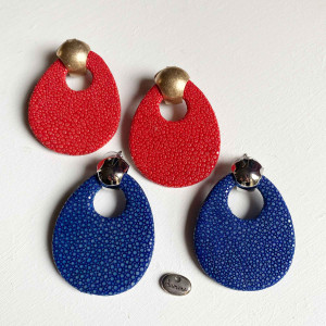 Boucles d'oreilles en Galuchat. le Galuchat a une forme de poire .