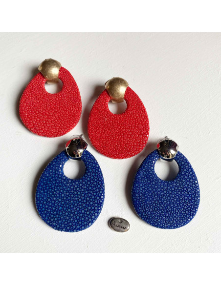 Boucles d'oreilles en Galuchat. le Galuchat a une forme de poire . Boucles d'oreilles en Galuchat. le Galuchat a une forme de poire .