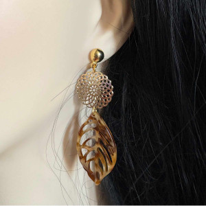 Boucles d'oreilles feuilles acétate et rosace filigrane dorée. Pour oreilles percées. Clip possible 2