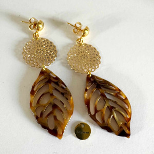 Boucles d'oreilles feuilles acétate et rosace filigrane dorée. Pour oreilles percées. Clip possible