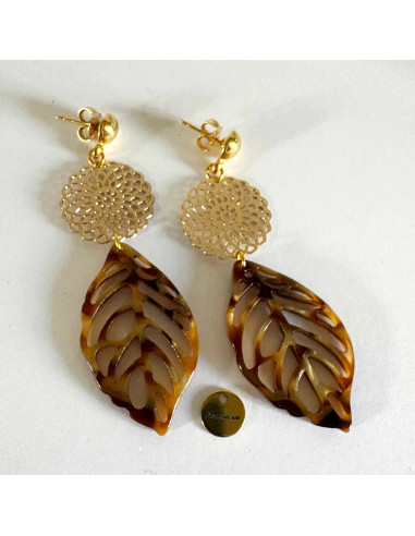 Boucles d'oreilles feuilles acétate et rosace filigrane dorée. Pour oreilles percées. Clip possible