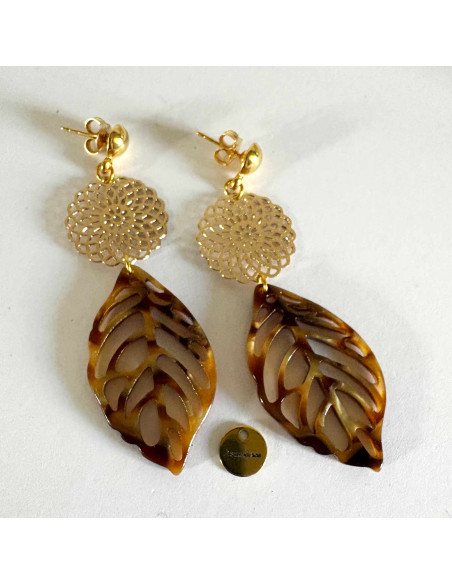 Boucles d'oreilles feuilles acétate et rosace filigrane dorée. Pour oreilles percées. Clip possible Boucles d'oreilles feuilles acétate et rosace filigrane dorée. Pour oreilles percées. Clip possible