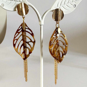 Boucles d'oreilles feuilles et chaine dorée sur clou ondulé laiton doré.