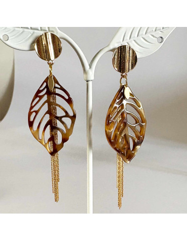 Boucles d'oreilles feuilles et chaine dorée sur clou ondulé laiton doré.