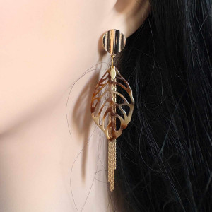 Boucles d'oreilles feuilles et chaine dorée sur clou ondulé laiton doré. 2