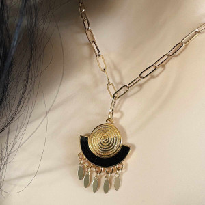 Collier ras de cou avec pendentif laiton doré, émail noir et pampilles dorées sur chaine trombone laiton doré 2