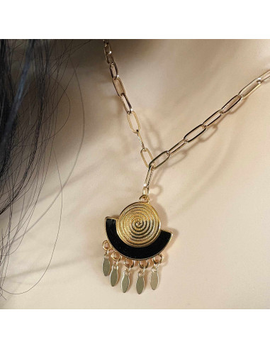 Collier pendentif émail noir et laiton doré