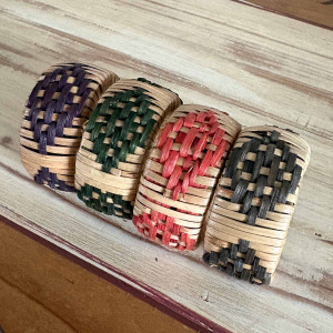 Ronds de serviette en bambou avec des motifs colorés de 4 couleurs différentes. vendu par lot de 4 2