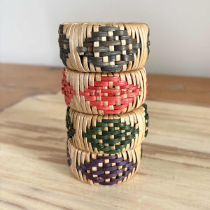 Ronds de serviette en bambou avec des motifs colorés de 4 couleurs différentes. vendu par lot de 4