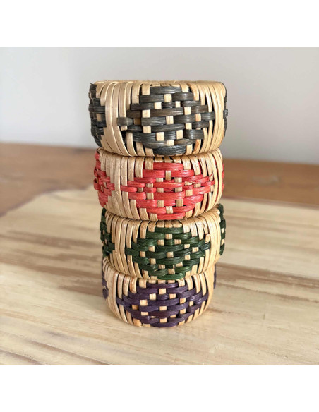 Ronds de serviette en bambou avec des motifs colorés de 4 couleurs différentes. vendu par lot de 4 Ronds de serviette en bambou avec des motifs colorés de 4 couleurs différentes. vendu par lot de 4