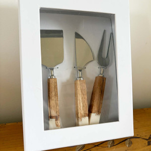 Coffret de couverts pour servir le fromage. Manche imitation bois et ivoire 2