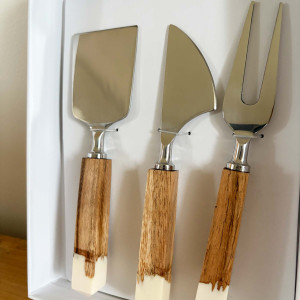 Coffret de couverts pour servir le fromage. Manche imitation bois et ivoire