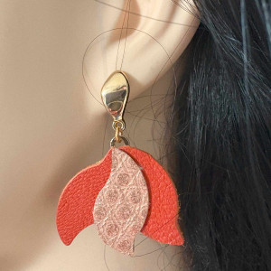 Boucles d'oreilles triple pétales de cuir corail et motif sur clou d'oreille pétale doré 2