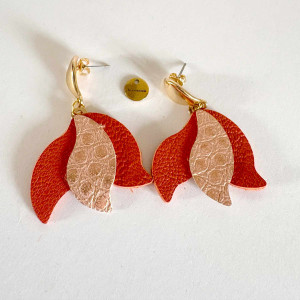 Boucles d'oreilles triple pétales de cuir corail et motif sur clou d'oreille pétale doré