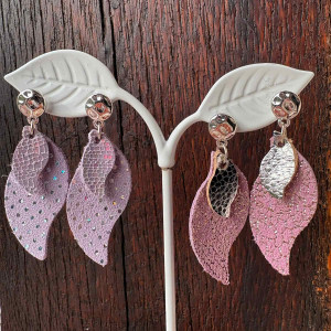 Boucles d'oreilles double flamme en cuir, une grande et une petite superposées, montées sur clou d'oreille argenté martelé 2