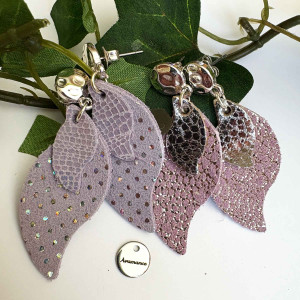 Boucles d'oreilles double flamme en cuir, une grande et une petite superposées, montées sur clou d'oreille argenté martelé