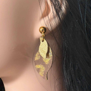 Boucles d'oreilles cuir forme flamme, motif empreintes dorées sur fond brun. Montées sur clou laiton doré 2