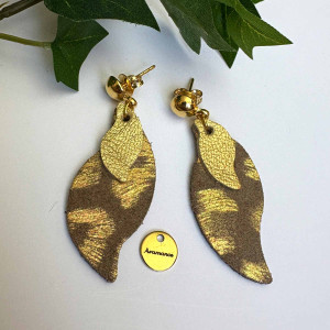 Boucles d'oreilles cuir forme flamme, motif empreintes dorées sur fond brun. Montées sur clou laiton doré