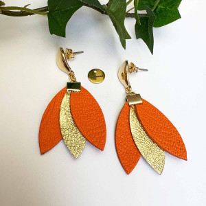 Boucles d'oreilles pétales de cuir de couleur avec pétale doré au centre sur clou ondulé en laiton doré 2