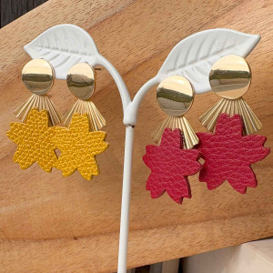Boucles d'oreilles fleur de cuir moutarde ou rouge sur un triangle strié en laiton doré 2