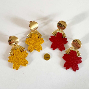 Boucles d'oreilles fleur de cuir moutarde ou rouge sur un triangle strié en laiton doré